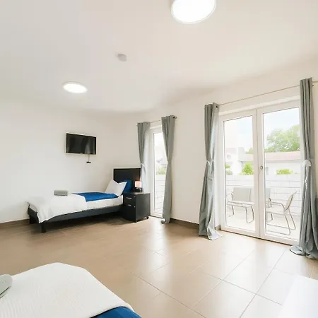 Leta Homes - Komfortables Gaestehaus - Eigene Parkplaetze & Traumterrasse * Στράουμπινγκ