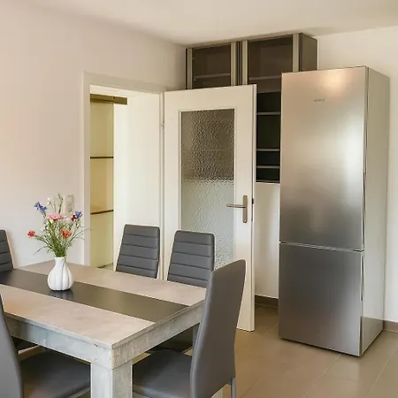 Leta Homes - Komfortables Gaestehaus - Eigene Parkplaetze & Traumterrasse *