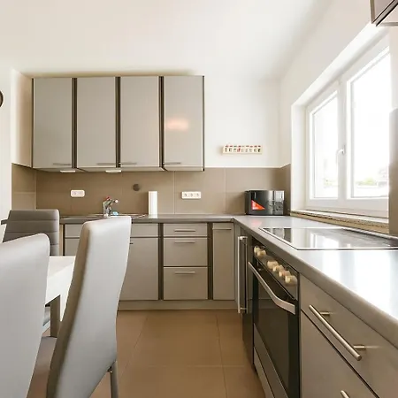 Leta Homes - Komfortables Gaestehaus - Eigene Parkplaetze & Traumterrasse Apartmán