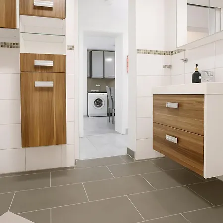 Leta Homes - Komfortables Gaestehaus - Eigene Parkplaetze & Traumterrasse Straubing