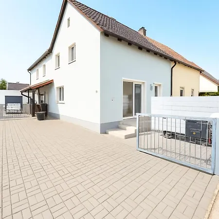 Leta Homes - Komfortables Gaestehaus - Eigene Parkplaetze & Traumterrasse アパート シュトラウビング