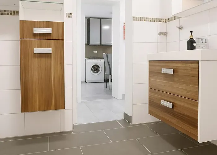 Leta Homes - Komfortables Gaestehaus - Eigene Parkplaetze & Traumterrasse Straubing
